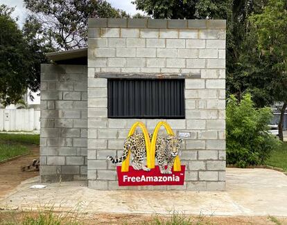 Grafite com uma onça passando pelo logo da lanchonete McDonald's, escrito "Libertem a Amazônia", em Goiânia.