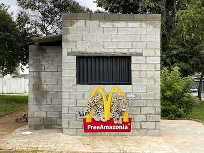 Grafite com uma onça passando pelo logo da lanchonete McDonald's, escrito "Libertem a Amazônia", em Goiânia.