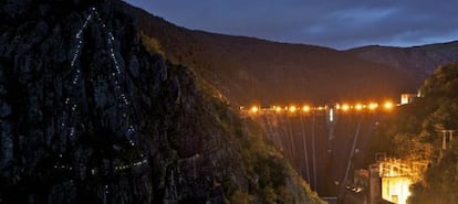 El abeto (a la izquierda) junto a la central eléctrica del Sil