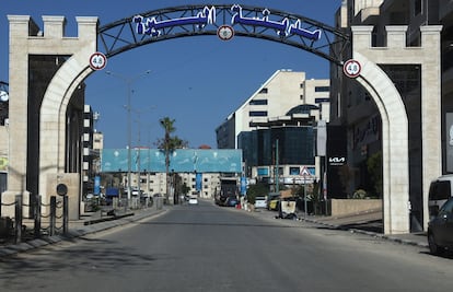 Calles vacías y comercios cerrados durante la jornada de huelga general en Ramala, Cisjordania, para protestar por el asedio a Gaza y el veto al alto el fuego ejercido por EE UU ante la ONU.