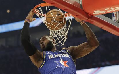 LeBron James, en un mate, durante el All Star.