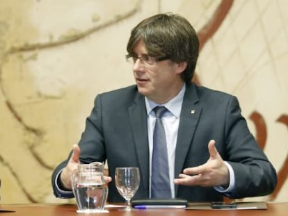 El presidente de la Generalitat, Carles Puigdemont, y el vicepresidente y consejero de Econom&iacute;a, Oriol Junqueras, en el Palacio de la Generalitat.