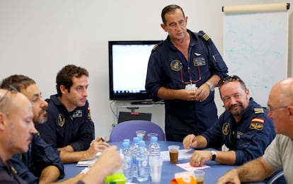 La tripulación del avión Sasemar 101 comenta la ruta de la misión de vigilancia. El comandante, Fernando Serrano, de pie, informa de que el objetivo es vigilar la ruta del tráfico mercante camino del Estrecho y, a la vuelta, la línea de costa.