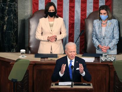 Biden, durante su discurso. Le acompañan Kamala Harris, vicepresidenta de EE UU, y Nancy Pelosi, presidenta de la Cámara de Representantes.