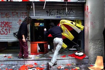 Dos jóvenes atacan una hamburguesería en Barcelona durante una manifestación de estudiantes contra la guerra de Irak en marzo de 2003.