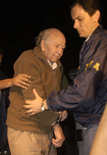 Paul Schäffer, durante su traslado a una prisión argentina.