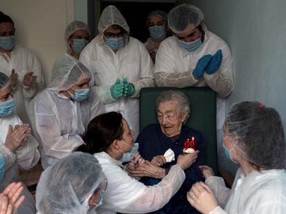 Fotografía ganadora del Premio Ortega y Gasset de Periodismo tomada el 8 de mayo de 2020. Tabajadoras de la residencia San Carlos de Celanova (Ourense) celebran el cumpleaños de Elena Pérez, de 98 años, durante el estado de alarma.