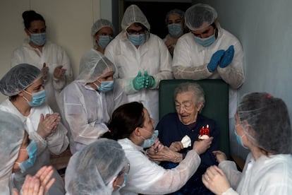 Fotografía ganadora del Premio Ortega y Gasset de Periodismo tomada el 8 de mayo de 2020. Tabajadoras de la residencia San Carlos de Celanova (Ourense) celebran el cumpleaños de Elena Pérez, de 98 años, durante el estado de alarma.