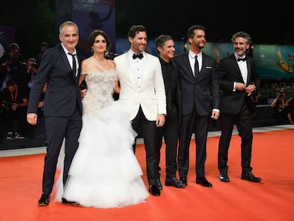 Desde la izquierda, el director Olivier Assayas y los actores Penélope Cruz, Edgar Ramírez, Gael García Bernal, Wagner Moura y Leonardo Sbaraglia, en el festival de Venecia.