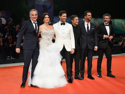 Da esquerda, o diretor Olivier Assayas e os atores Penélope Cruz, Edgar Ramírez, Gael García Bernal, Wagner Moura e Leonardo Sbaraglia, na noite deste domingo em Veneza.