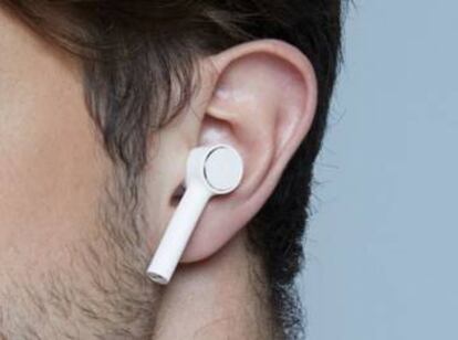 Un usuario, con los nuevos airiculares de Xiaomi.