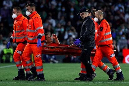 Galarreta es retirado del terreno de juego tras caer lesionado en el partido del Betis frente al Mallorca.