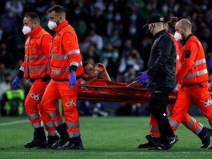 Galarreta es retirado del terreno de juego tras caer lesionado en el partido del Betis frente al Mallorca.