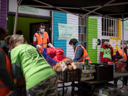 Centro de reparto de alimentos en Aluche, Madrid, en abril.