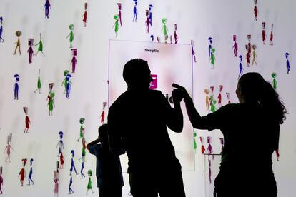 Una familia disfruta de la exposición sobre videojuegos HomoLudens en el CaixaForum de Sevilla en julio de 2022.