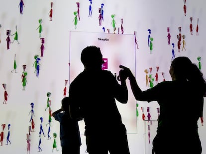 Una familia disfruta de la exposición sobre videojuegos HomoLudens en el CaixaForum de Sevilla en julio de 2022.