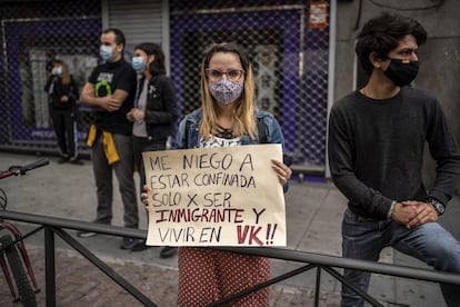 A protester holds a sign with the message: “I refuse to be confined solely for being an immigrant and living in Vallecas.”