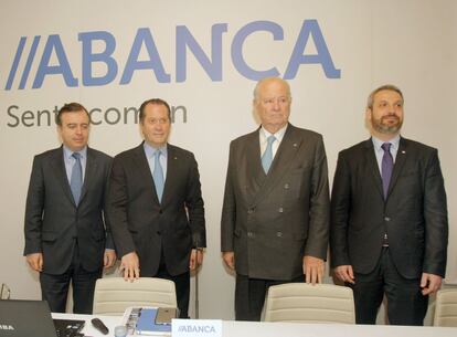 El presidente de Abanca, Javier Etcheverría (segundo a la derecha), el vicepresidente Juan Carlos Escotet (segundo a la izquierda), el consejero delegado, Francisco Botas (izquierda), y el director general financiero, Alberto de Francisco (derecha)