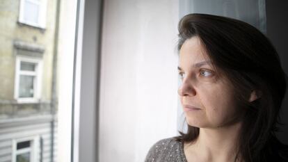 Anna Dworakowska, fundadora de Polish Smog Alert, explica con entusiasmo los inicios de esta organización en 2012 en Cracovia. Eran un pequeño grupo de amigos preocupados “porque el aire de su ciudad era el peor de Europa” que empezó a hacer ruido y alertar del problema en redes sociales. Un efecto “bola de nieve”, como ella lo describe, los catapultó al centro del debate público. El Ayuntamiento de Cracovia se vio obligado a tomar medidas y en 2019, gracias a su presión, prohibió quemar cualquier combustible fósil. Ahora Polish Smog Alert trabaja a nivel nacional y tiene 52 antenas locales en todo el país.