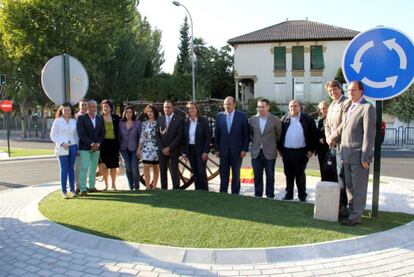 Catorce cargos públicos inauguran una rotonda en Alhendín (Granada) en 2013.