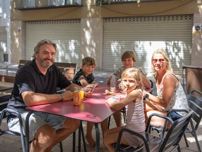 Oscar Nijhof y su familia, turistas holandeses que se encontraron con el incendio mientras estaban en el camping de Colera. Foto: G.Battista