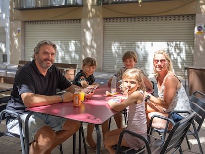 Oscar Nijhof y su familia, turistas holandeses que se encontraron con el incendio mientras estaban en el camping de Colera. Foto: G.Battista