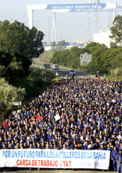 Trabajadores de la facotoría IZAR de Puerto Real se manifiestan por la carretera N-IV en protesta por la situación de la empresa.
