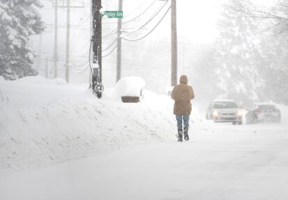 Las temperaturas máximas están previstas en torno a los cinco grados bajo cero en el corredor de la costa que va de Boston a Washington. En la fotografía, un residente camina en dirección a 'Pine Ave' mientras nieva en Erie, Pensilvania (EE UU).