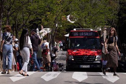 El bus 116, a su llegada al Park Güell, en el empinado barrio de La Salut de Barcelona, rodeado de turistas. A la izquierda, ante la puerta principal. Y al fondo, haciendo cola en otro acceso.