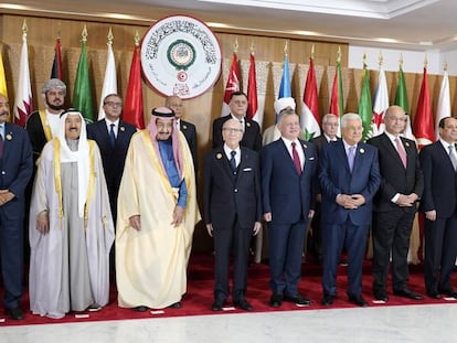 Foto de familia de los líderes árabes que han asistido a la trigésima cumbre de la Liga Árabe celebrada en Túnez