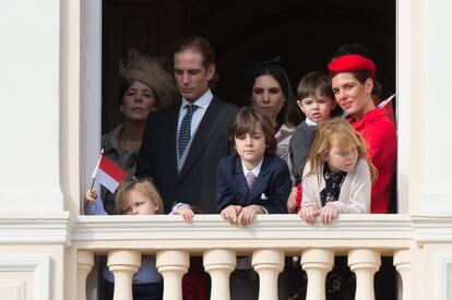 Estefanía de Mónaco, Raphael Casiraghi, Charlota Casiraghi y su hijo Raphael, en el palacio de Mónaco.