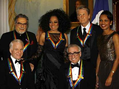 Abajo, Steve Martin y Martin Scorsese; de pie, Leon Fleisher, Diana Ross, Brian Wilson y Condoleezza Rice.