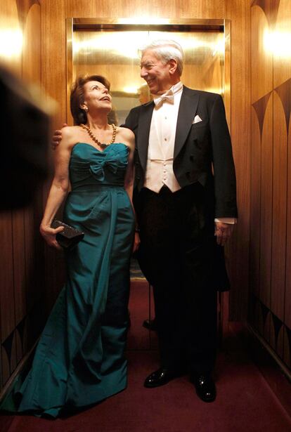 Patricia Llosa junto a su marido, dentro del ascensor del hotel, preparados para asistir a la ceremonia de entrega.