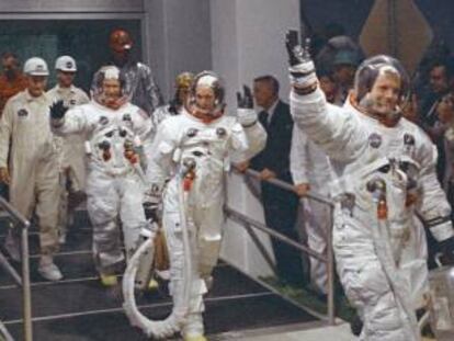 Aldrin, tras su compa&ntilde;ero de expedici&oacute;n Armstrong, en 1961.