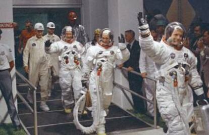 Aldrin, tras su compa&ntilde;ero de expedici&oacute;n Armstrong, en 1961.