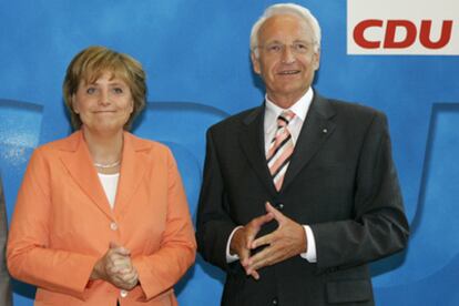 Angela Merkel y Edmund Stoiber a su llegada a la reunión de la CDU y CSU hoy.