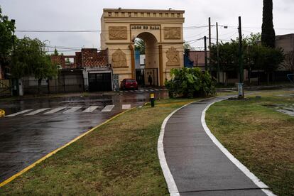 Muchas de estas obras han sido fotografiadas y expuestas en la página de Instagram 'The Walking Conurban'. Diego Flores, uno de sus fundadores, define el extrarradio como un “paraíso post-apocalíptico a minutos del centro de la capital argentina". En la imagen, una réplica del Arco del Triunfo construida por el arquitecto Rubén Díaz, en Ituzaingo. 