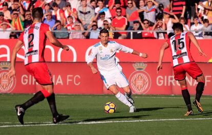 Soccer Football - Liga Santander - Girona vs Real Madrid - Estadi Montilivi, Girona, Spain - October 29, 2017   Real Madrid’s Cristiano Ronaldo in action    REUTERS/Juan Medina