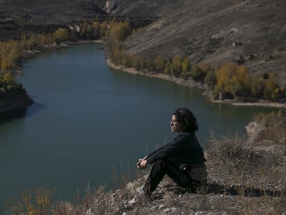 La autora Montserrat Iglesias, en los alrededores del pantano de Linares, en el Parque Natural de las Hoces del Riaza (Segovia).