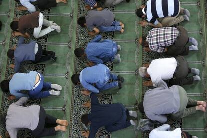 Un grupo de fieles iraníes rezan durante el Ramadán en una mezquita de Teherán.