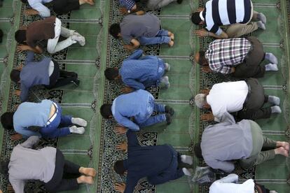 Un grupo de fieles iran&iacute;es rezan durante el Ramad&aacute;n en una mezquita de Teher&aacute;n.