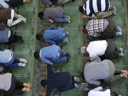 Un grupo de fieles iran&iacute;es rezan durante el Ramad&aacute;n en una mezquita de Teher&aacute;n.