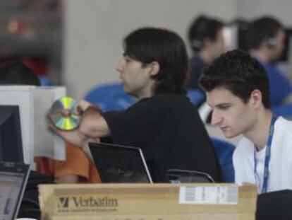 J&oacute;venes comparten CD y DVD de Verbatim en la Campus Party de 2008.