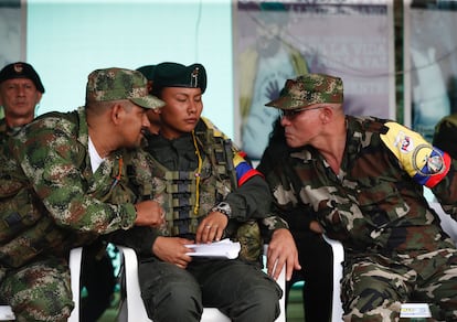 Iván Mordisco, comandante de las disidencias de la extinta guerrilla de las FARC, habla con otros cabecillas en Caquetá, el 16 de abril de 2023.