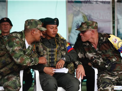 Iván Mordisco comandante general de la disidencia de las FARC, habla con otros comandantes en abril del 2023., en la Casa Roja, en Caquetá (Colombia).