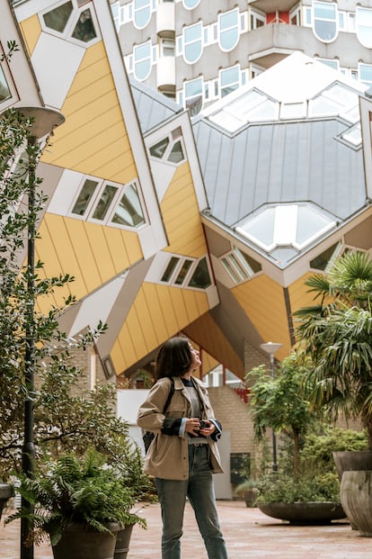 Una turista en las Kubuswoningen (casas cubo), en Róterdam.