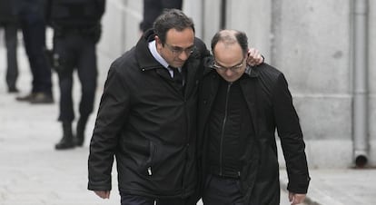 Josep Rull (l) and Jordi Turull outside the Supreme Court.