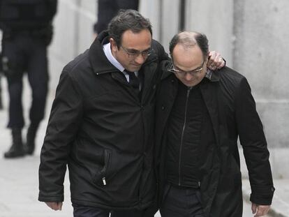 Josep Rull (l) and Jordi Turull outside the Supreme Court.