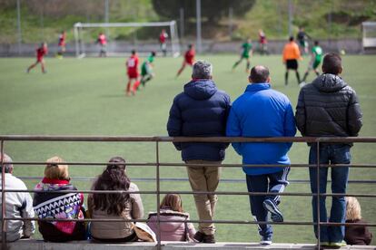 Un partit de futbol juvenil.