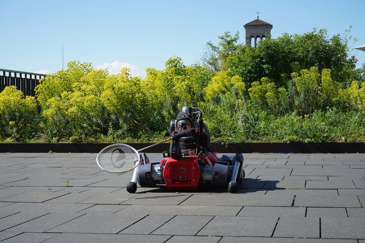 Robots con patas que juegan bádminton y hacen parkour logran coordinar percepción y movimiento | Tecnología